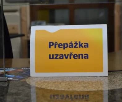 cedule s nápisem "přepážka uzavřena"