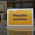 cedule s nápisem "přepážka uzavřena"