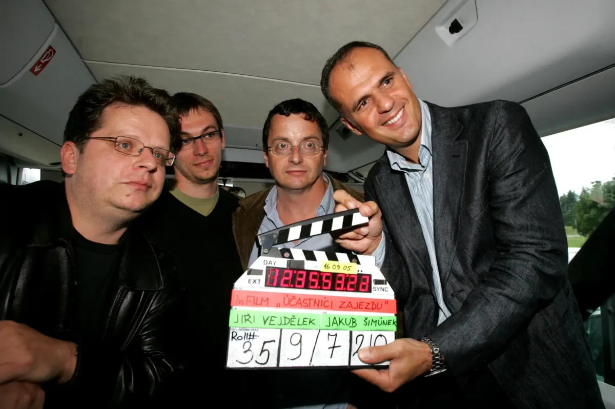 Natáčení probíhalo v roce 2006. Zdroj: PETR NOVOTNÝ / MAFRA / Profimedia | TVGURU.cz Čtyři lidé s filmovou klapkou v autobusu