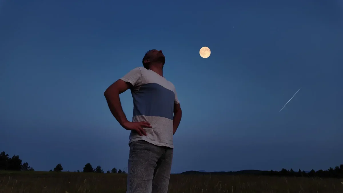 Muž dívající se na nebe
