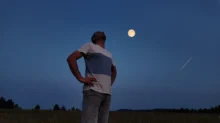 Muž dívající se na nebe