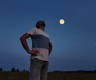 Muž dívající se na nebe