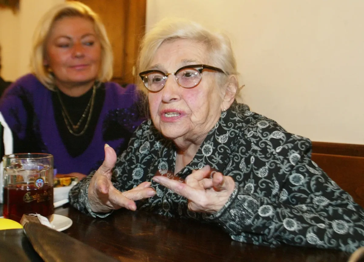 profimedia-0157753593 | TVGURU.cz Stella Zázvorková sedí u stolu a něco ukazuje.