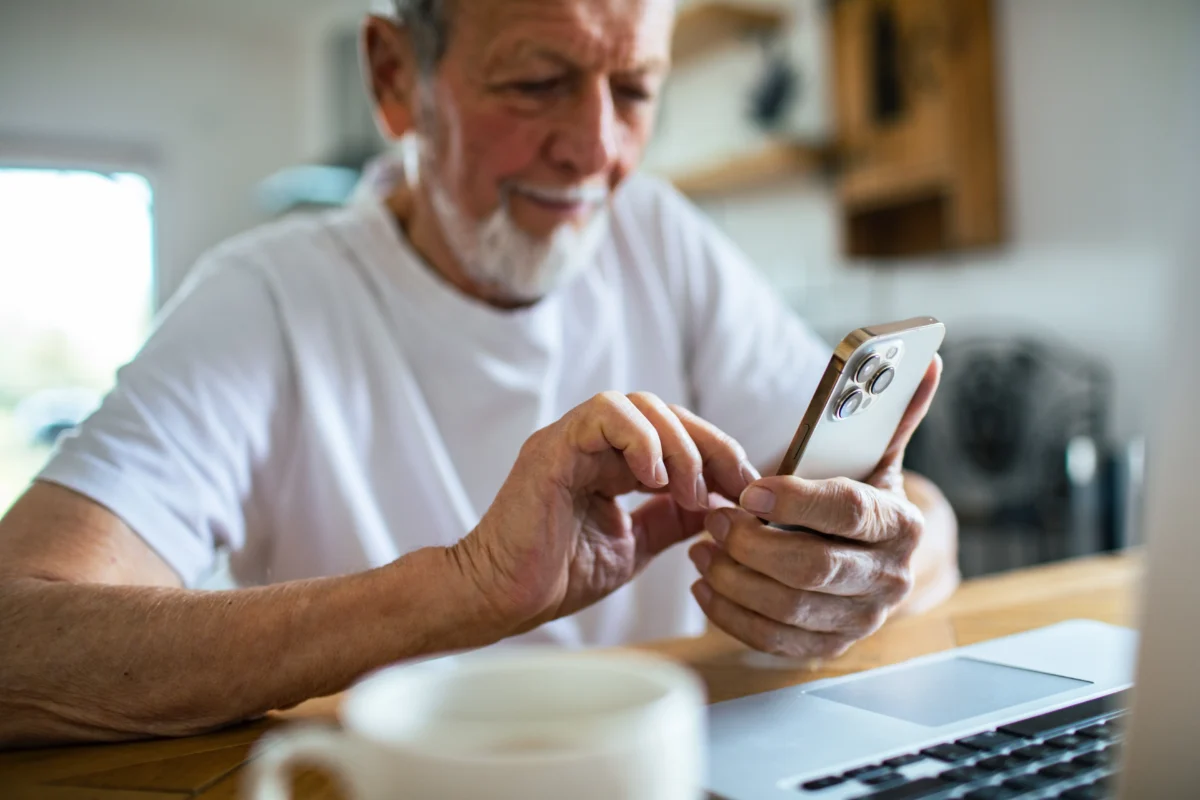 Senior užívající telefon, který je potřeba k online bankovnictví, zdroj: Shutterstock | TVGURU.cz Senior užívající telefon, který je potřeba k online bankovnictví