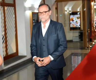 Karel Roden si drží ruce.