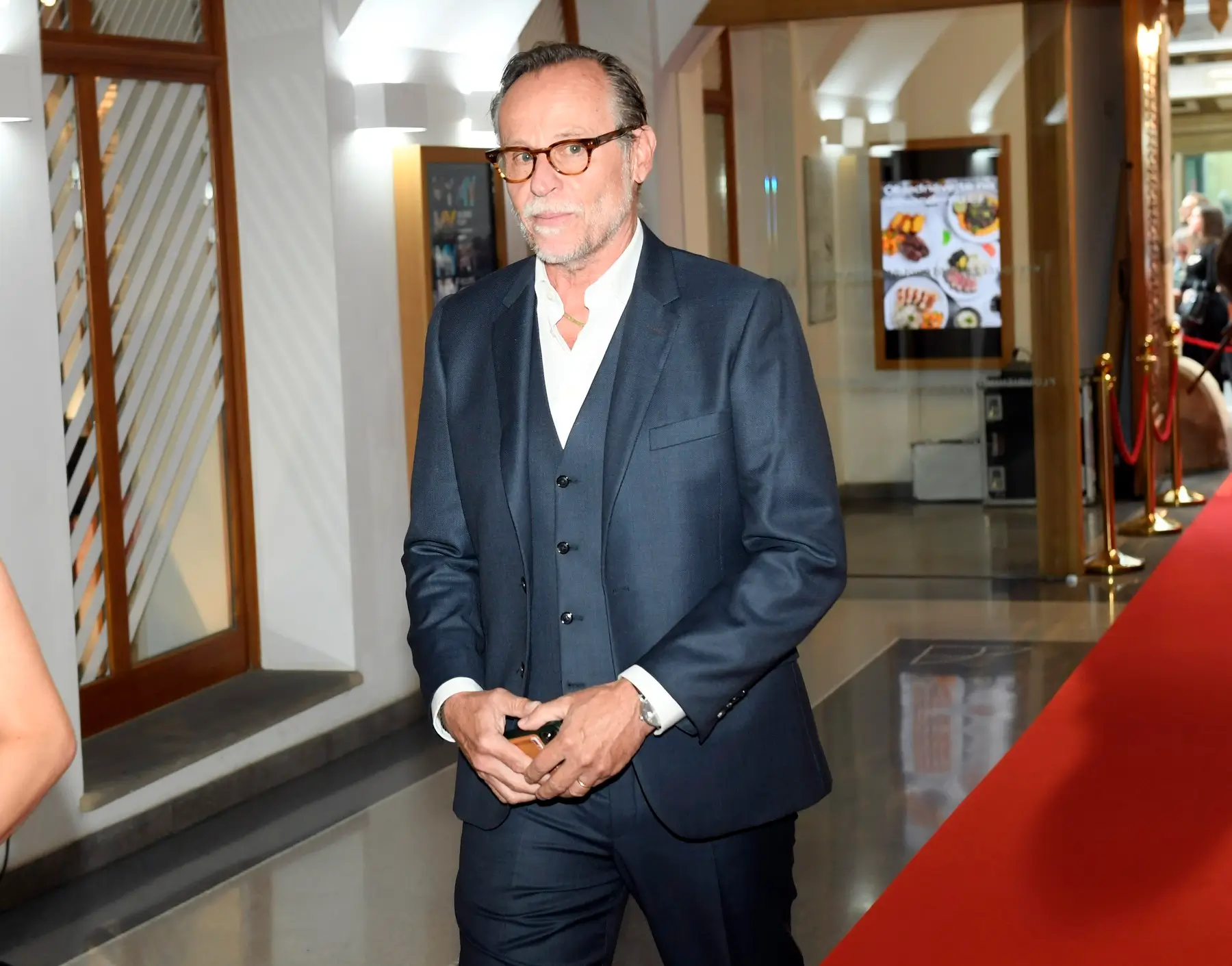Karel Roden si drží ruce.