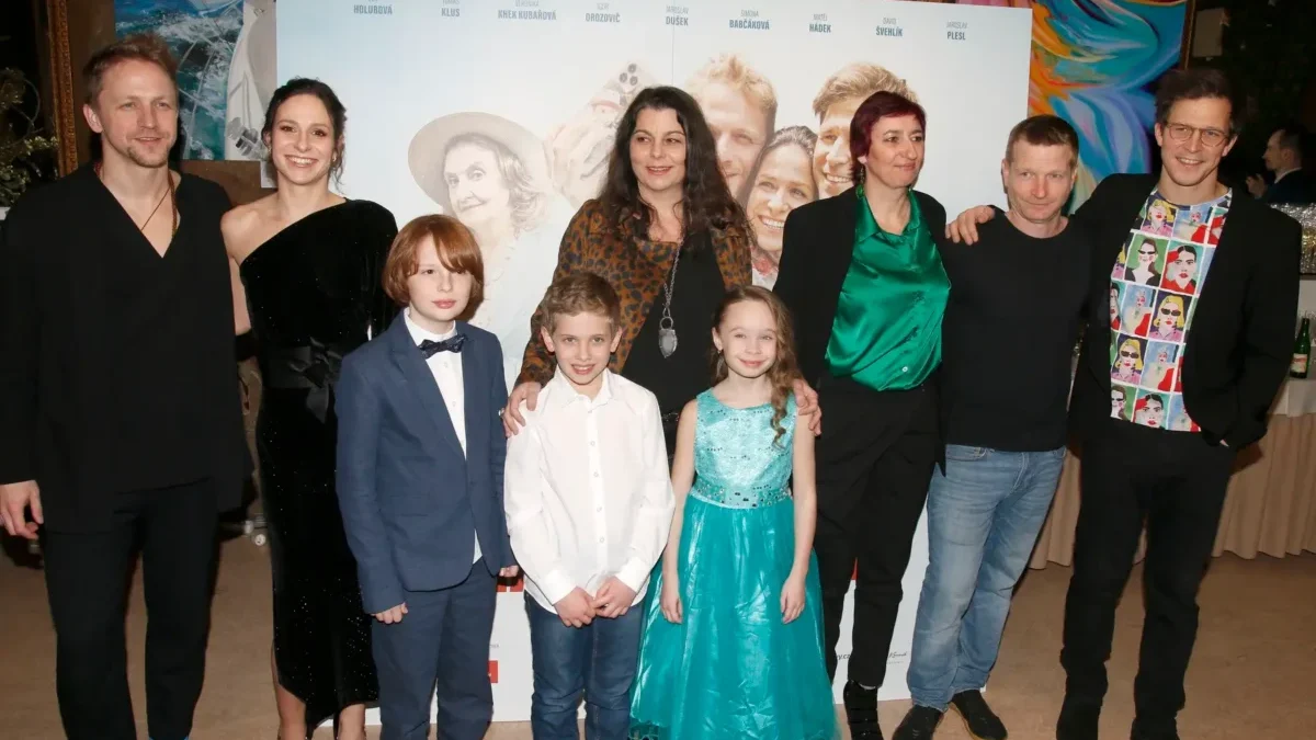 Herci stojí vedle sebe na premiéře filmu Přání k narozeninám.
