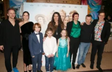Herci stojí vedle sebe na premiéře filmu Přání k narozeninám.