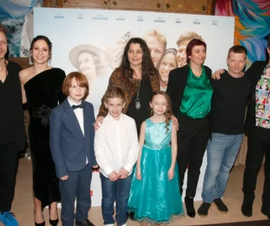 Herci stojí vedle sebe na premiéře filmu Přání k narozeninám.