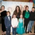 Herci stojí vedle sebe na premiéře filmu Přání k narozeninám.