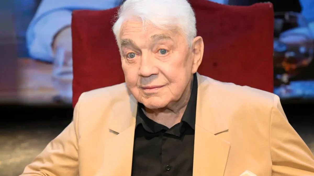 Jiří Krampol sedí.