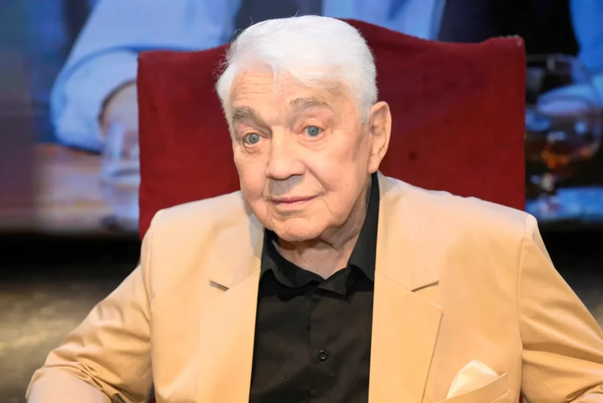 Jiří Krampol sedí.