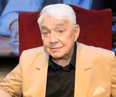 Jiří Krampol sedí.