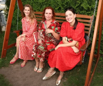 Jana Bernášková sedí vedle dvou žen na houpačce.