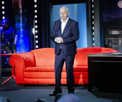 Jan Kraus stojí před gaučem.