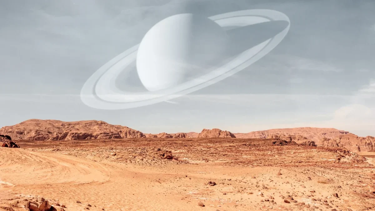 Nad vyprahlou krajinou je Saturn.