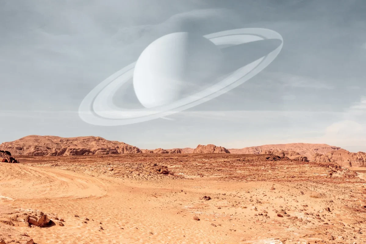 Nad vyprahlou krajinou je Saturn.