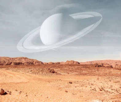 Nad vyprahlou krajinou je Saturn.