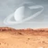 Nad vyprahlou krajinou je Saturn.