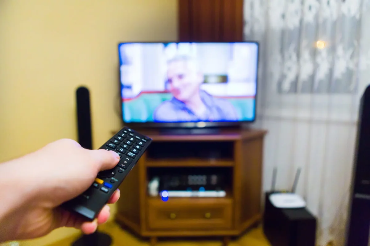 shutterstock_637130320 1 | TVGURU.cz ovladač namířený na televizi
