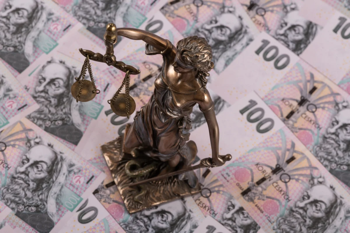 shutterstock_2758776859 1 | TVGURU.cz České bankovky a soška Themis