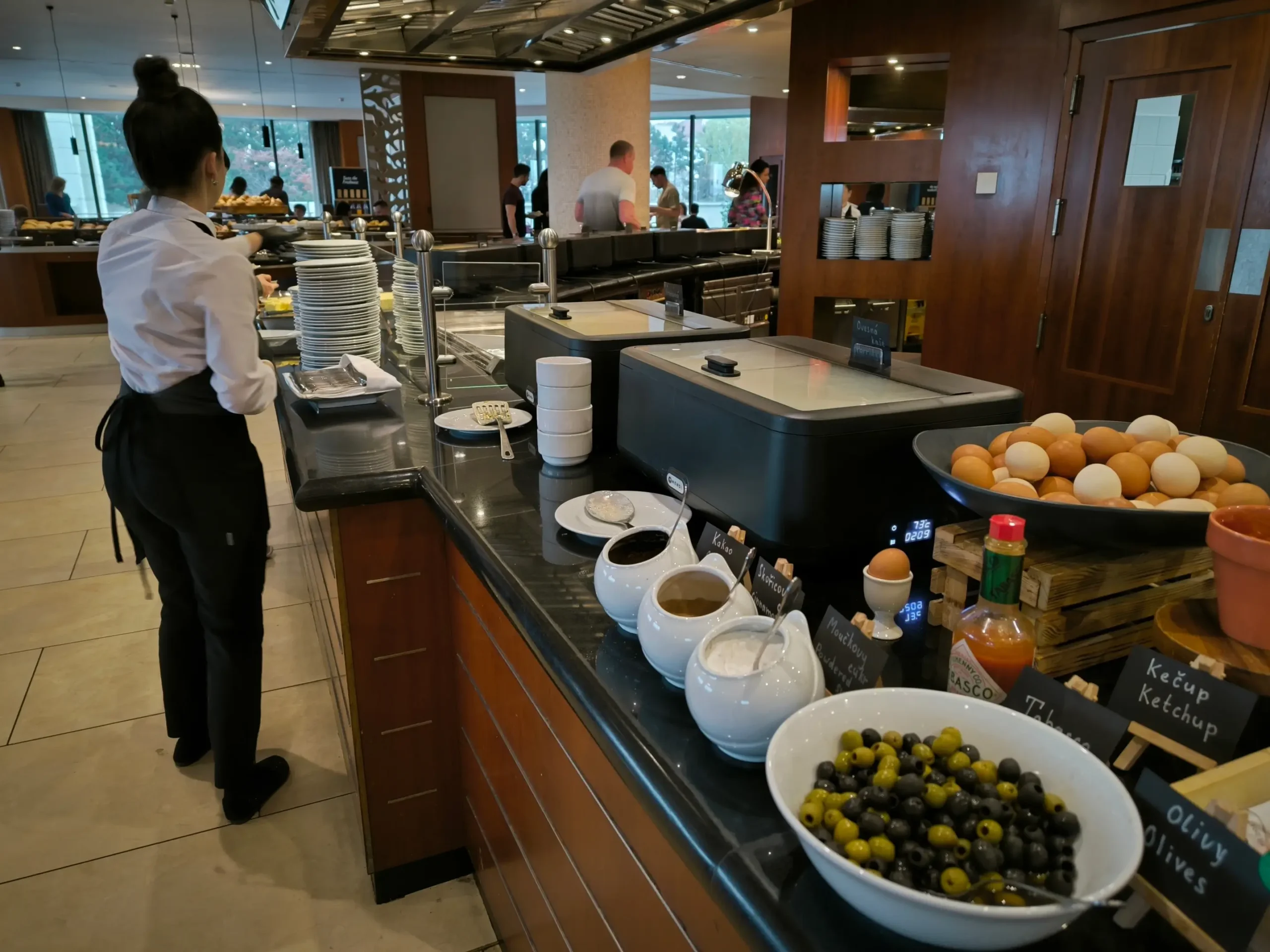 shutterstock_2781394395-2 | TVGURU.cz Servírka v restauraci