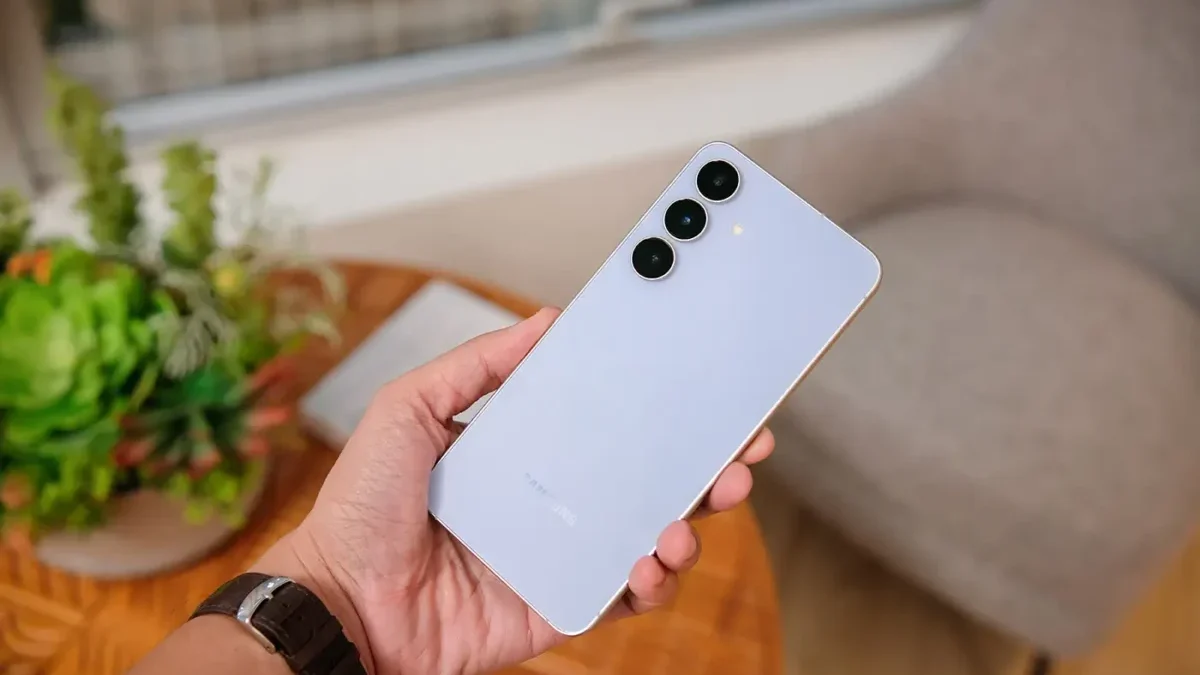 Člověk drží v ruce chytrý telefon od světoznámé značky Samsung