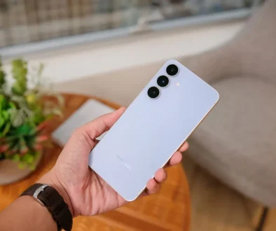 Člověk drží v ruce chytrý telefon od světoznámé značky Samsung