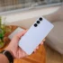 Člověk drží v ruce chytrý telefon od světoznámé značky Samsung