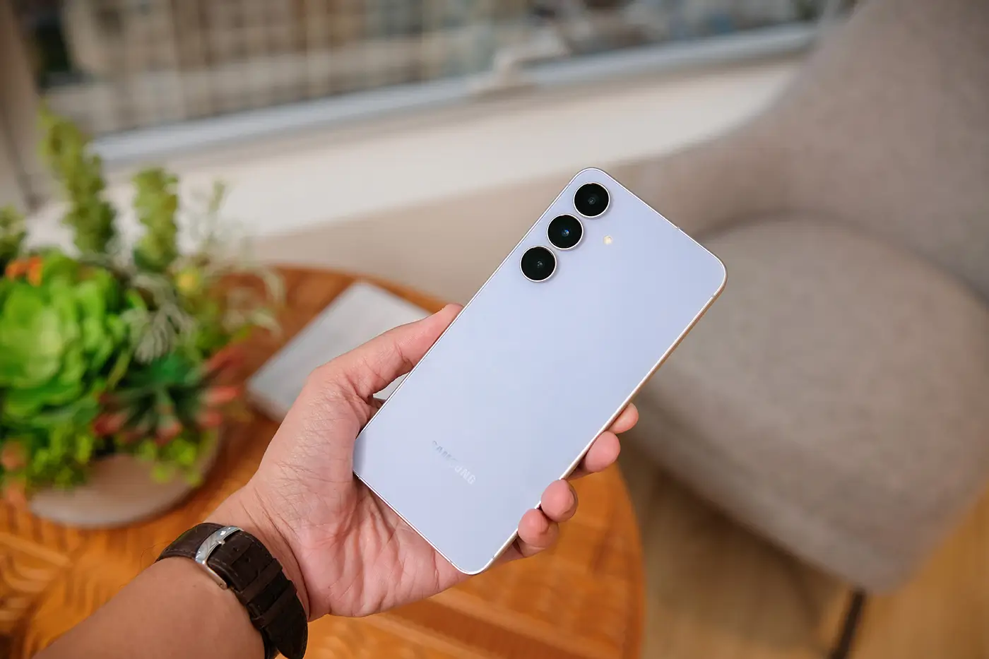 Člověk drží v ruce chytrý telefon od světoznámé značky Samsung