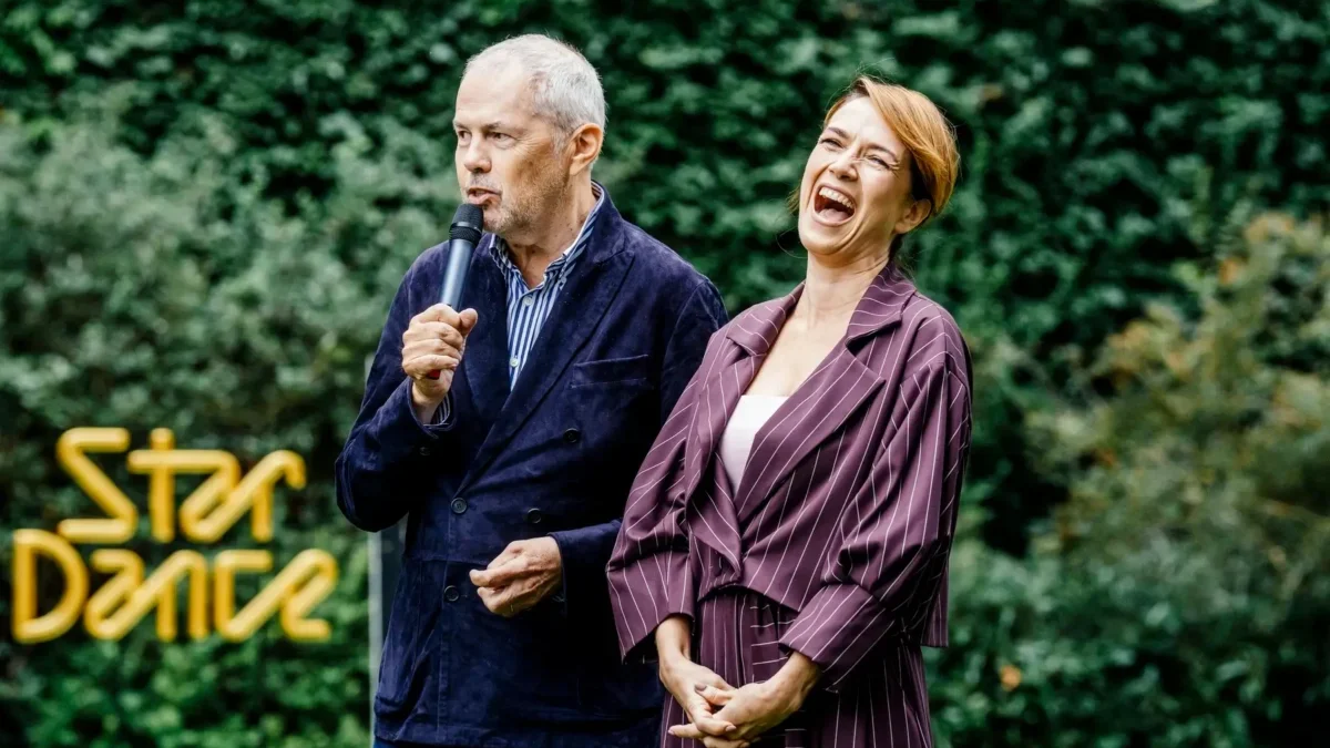 Eben a Kostková stojí vedle sebe.