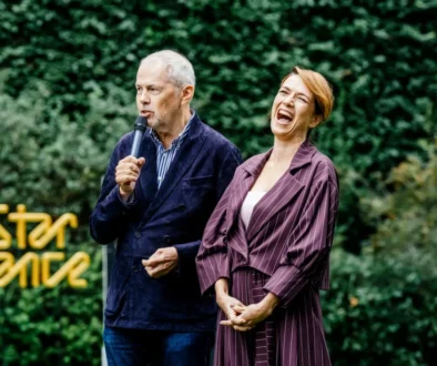 Eben a Kostková stojí vedle sebe.