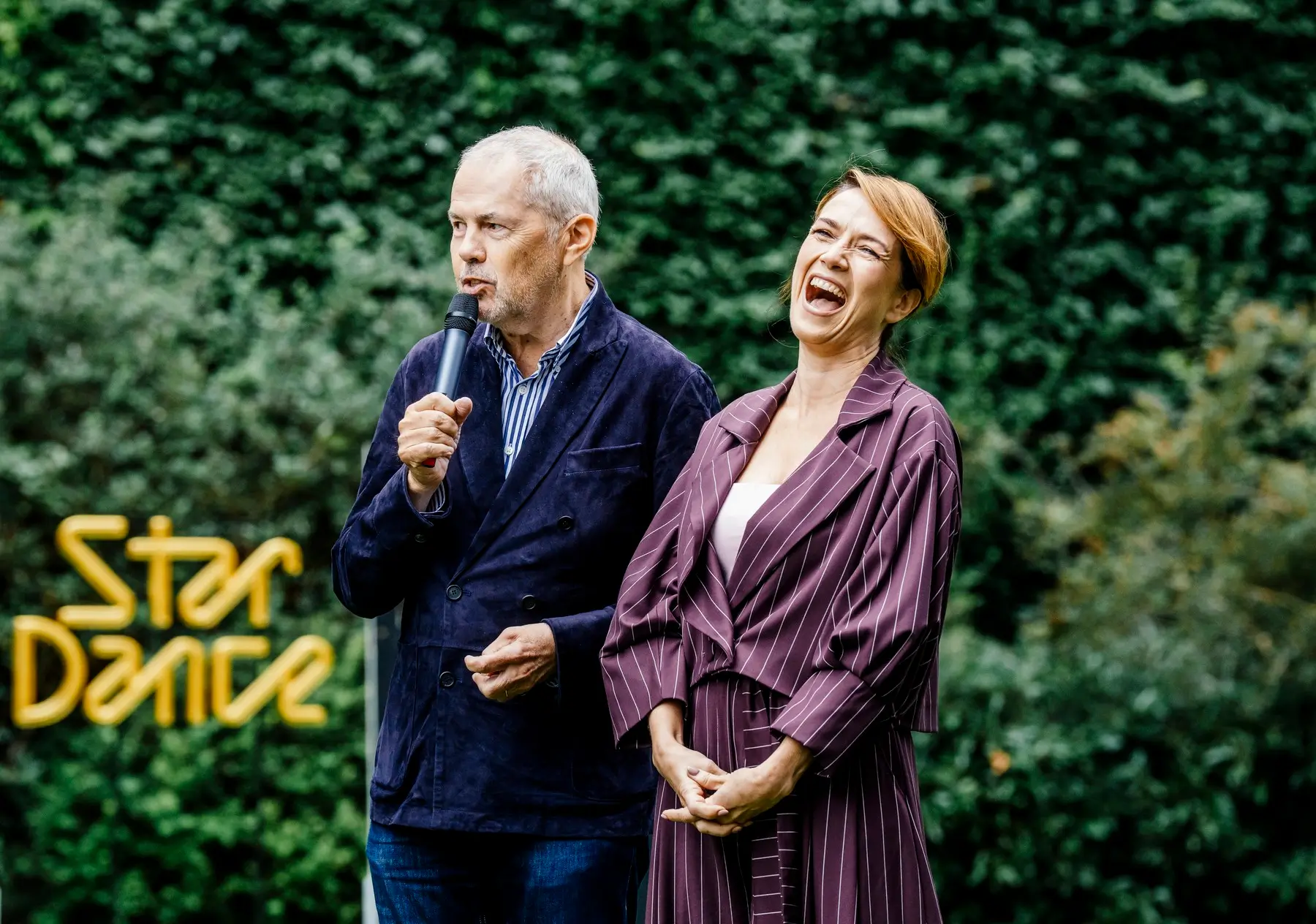 Eben a Kostková stojí vedle sebe.