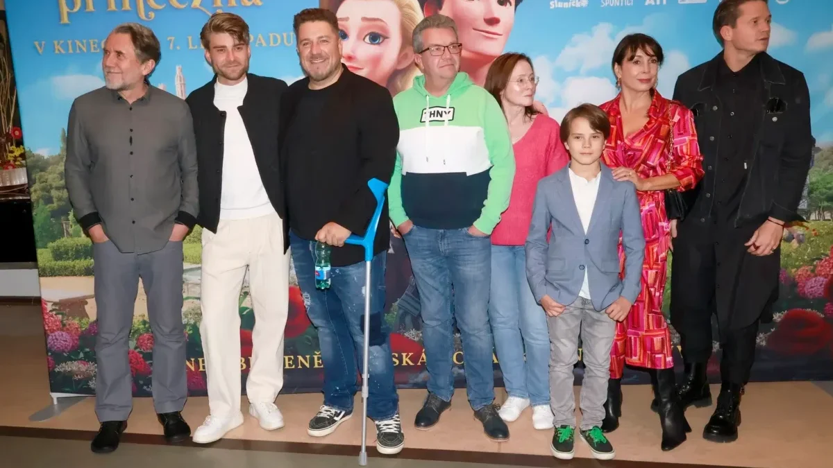 Herci vedle sebe stojí na premiéře filmu Pyšná princezna
