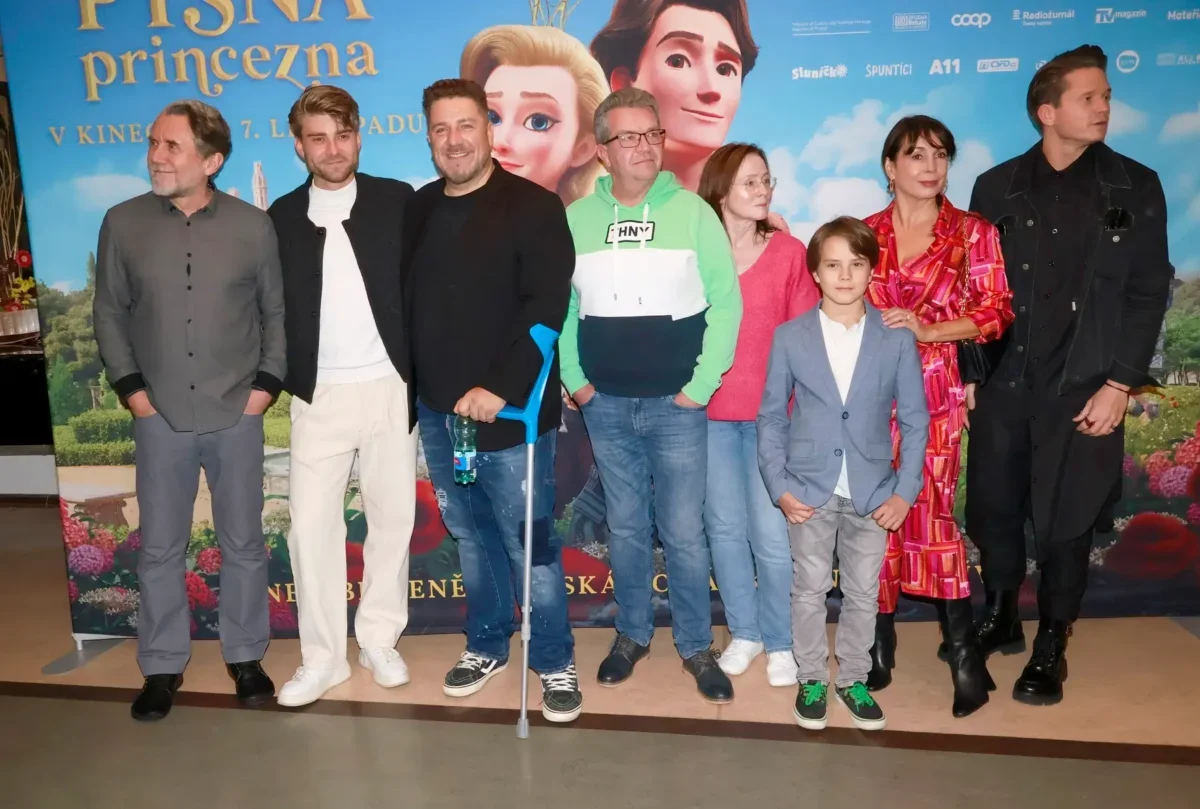 Herci vedle sebe stojí na premiéře filmu Pyšná princezna