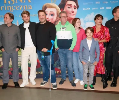 Herci vedle sebe stojí na premiéře filmu Pyšná princezna