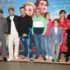 Herci vedle sebe stojí na premiéře filmu Pyšná princezna
