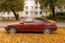 Auto zapadané listím
