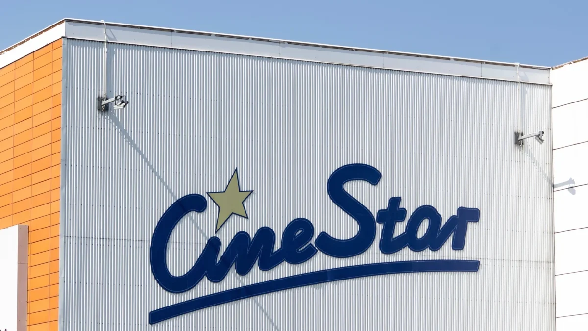 Pohled na moderní budovu s logem CineStar