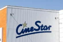 Pohled na moderní budovu s logem CineStar