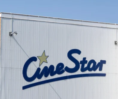 Pohled na moderní budovu s logem CineStar
