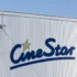 Pohled na moderní budovu s logem CineStar