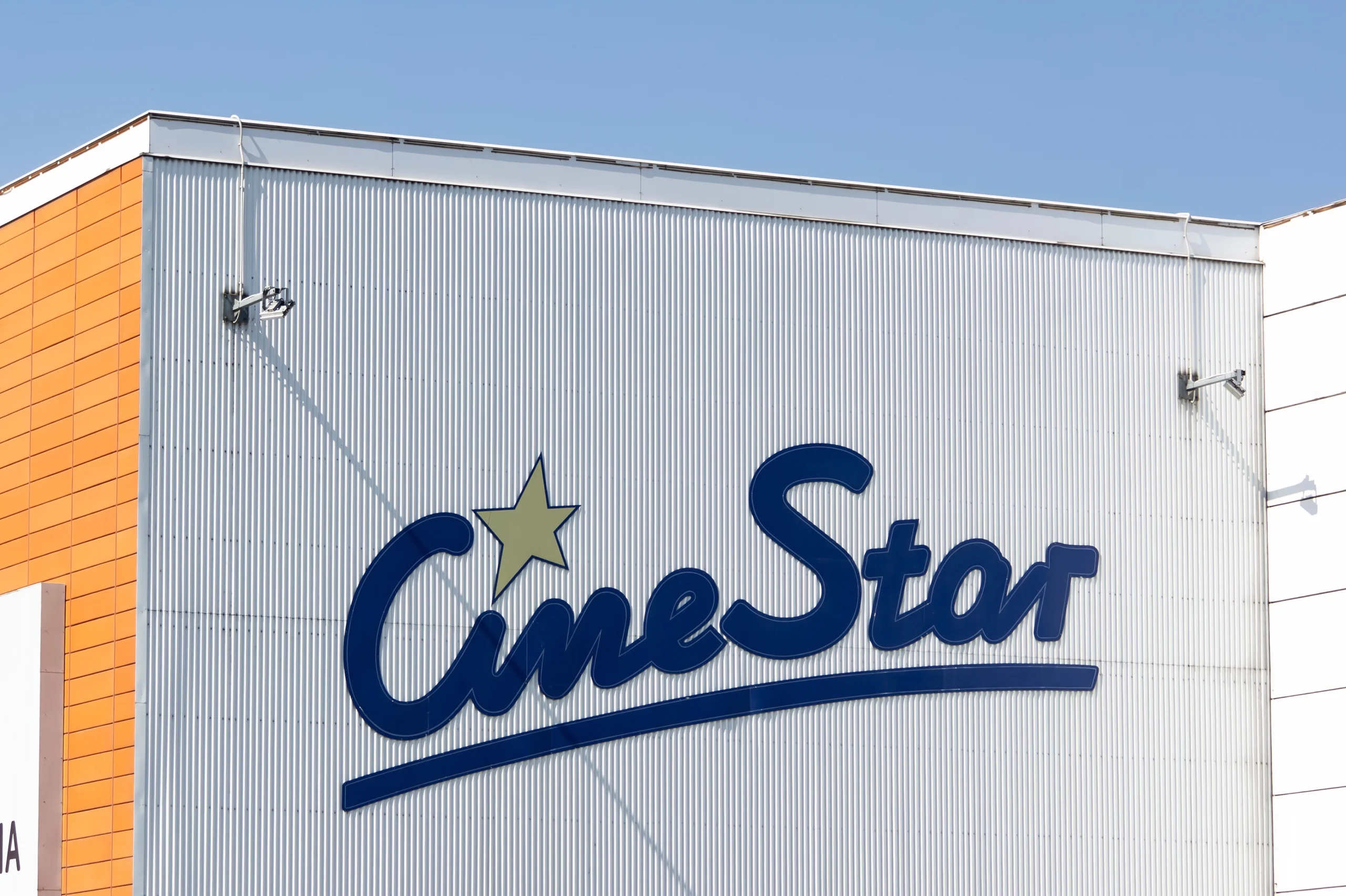 Pohled na moderní budovu s logem CineStar