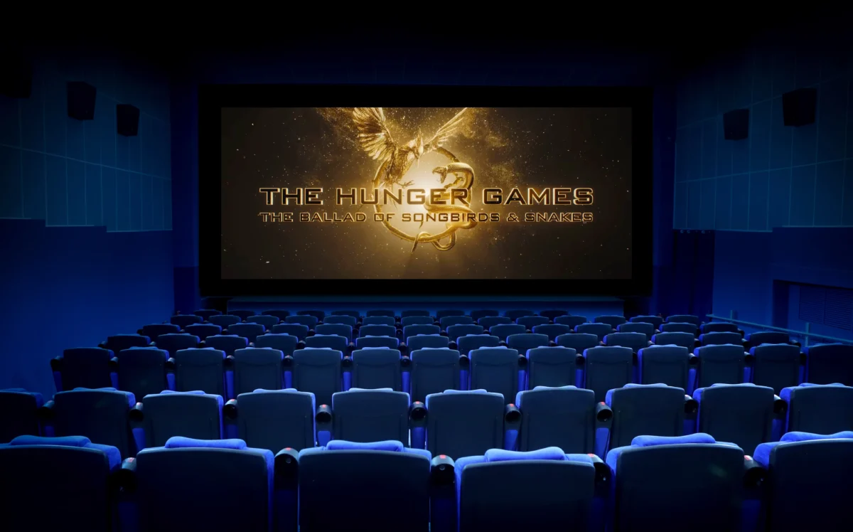 shutterstock_2372432295 | TVGURU.cz Pohled do filmového sálu, na plátně je nápis Hunger Games
