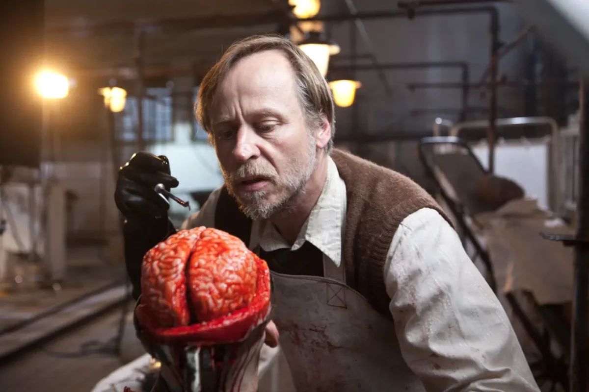Karel Roden ve filmu Frankensteinova armáda, který se zčásti natáčel v Doupově, zdroj: Shutterstock | TVGURU.cz Karel Roden ve filmu Frankensteinova armáda, který se zčásti natáčel v Doupově