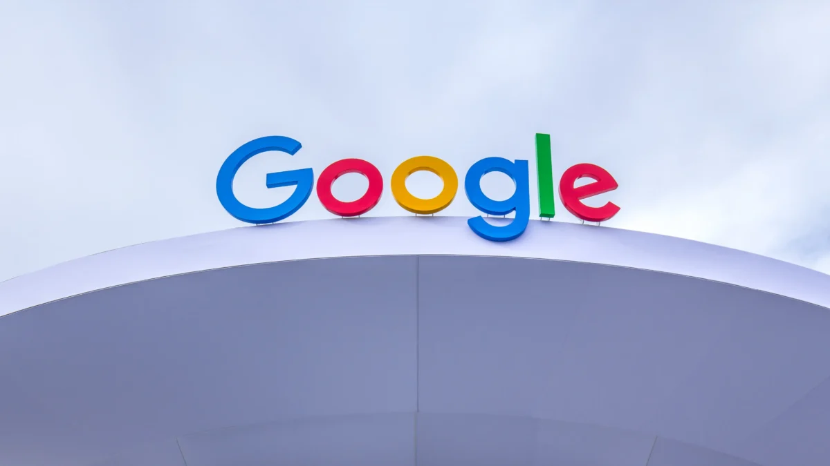 Google na změnu uživatele upozorní, zdroj: Shutterstock | TVGURU.cz Budova Google