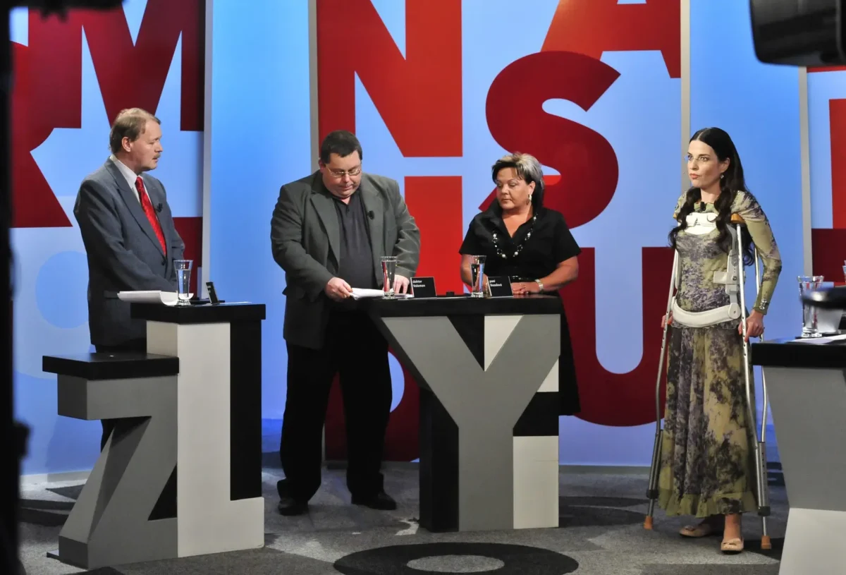 Zraněná Michaela Jílková debatuje s lidmi.