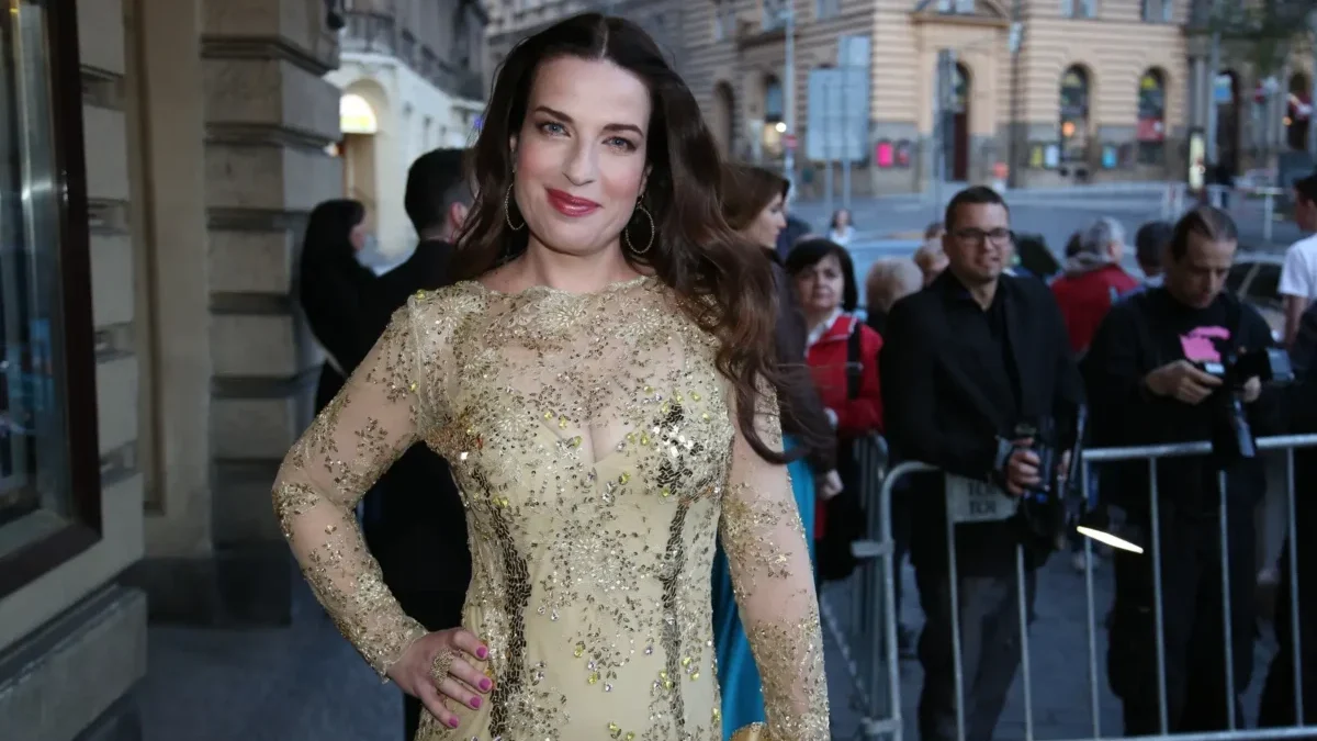 Michaela Jílková pózuje na fotku a usmívá se.