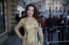 Michaela Jílková pózuje na fotku a usmívá se.