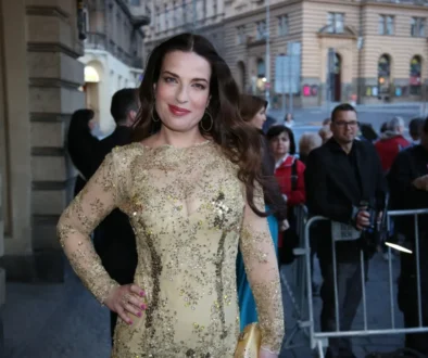 Michaela Jílková pózuje na fotku a usmívá se.